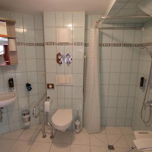 Familien-Zimmer mit Queensize-Bett für Gäste mit Behinderungen
